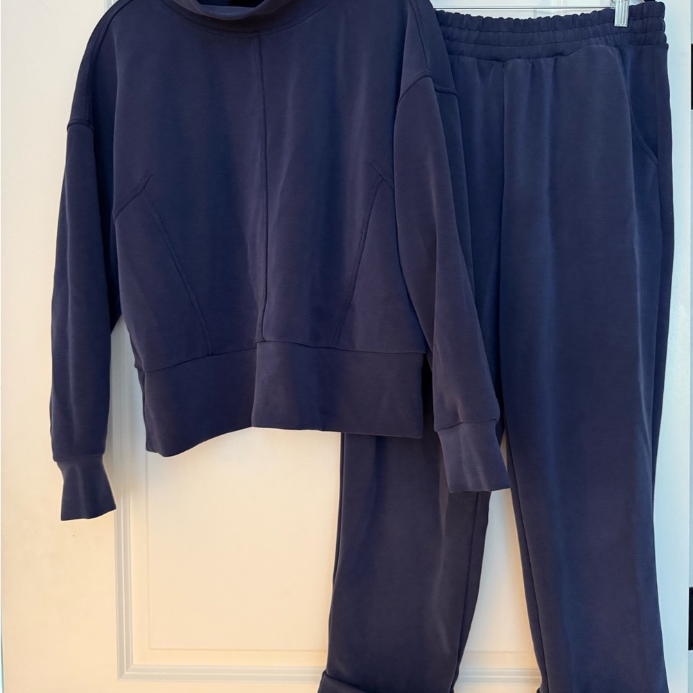 Bailey 44 Dark Blue Modal Set